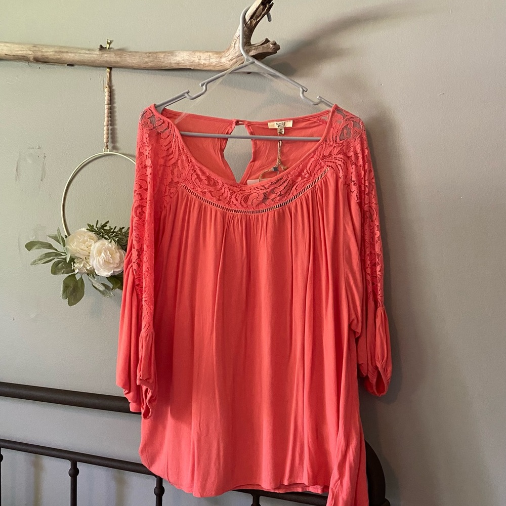 Blouse suitable for many seasons.